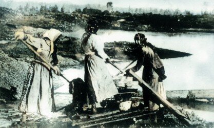 Женщины на промывке породы.1906г..jpg