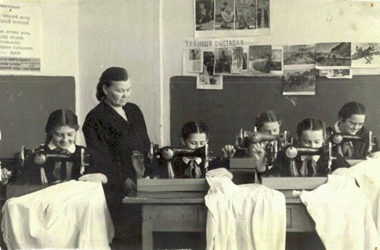 Школьная швейная мастерская 50-60е годыf_tn.jpg