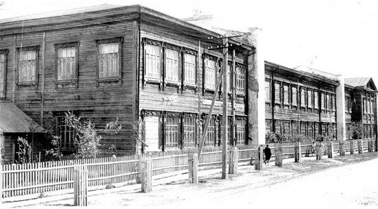 Здание школы - интерната в 60-е годыf_tn.jpg